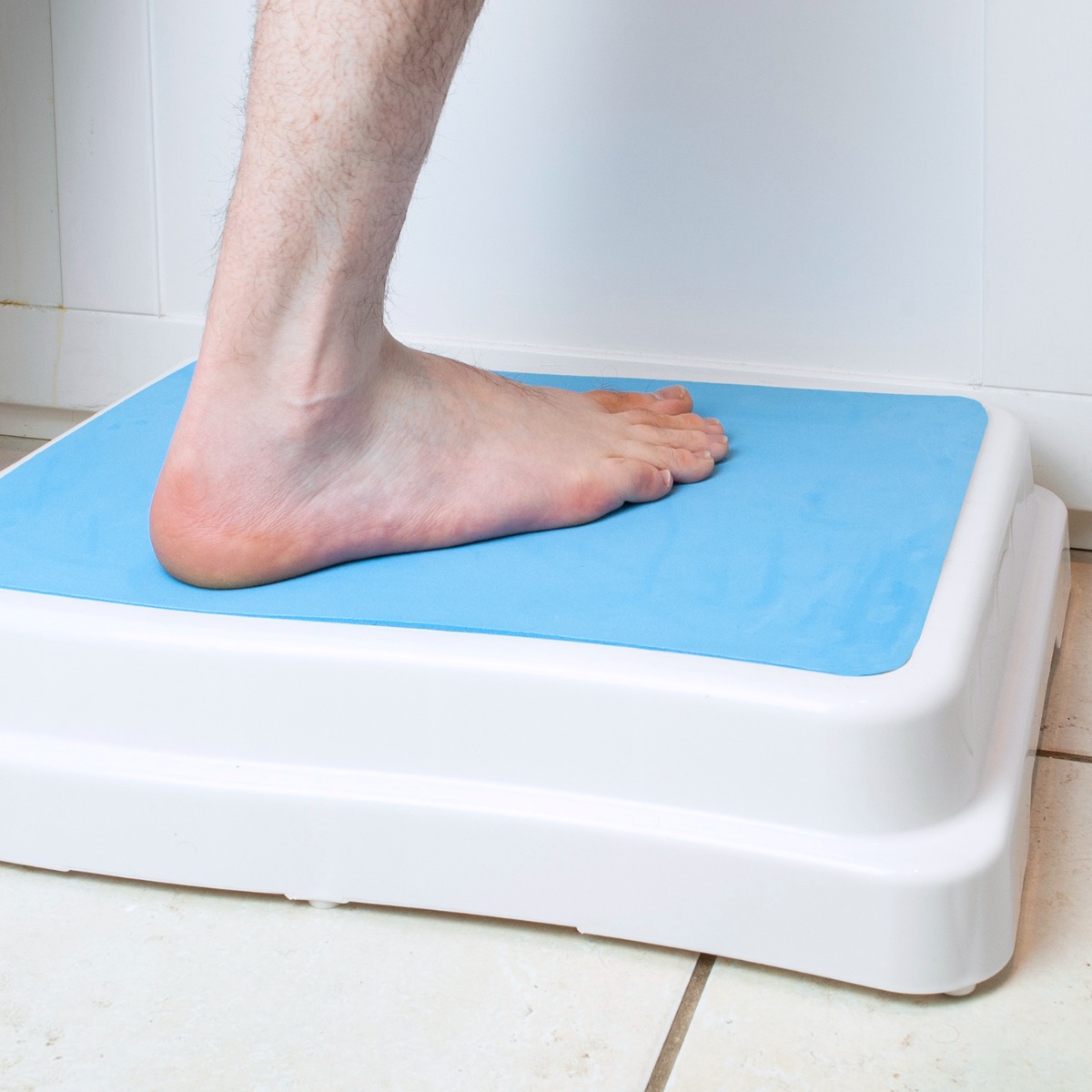 Non slip bath step with large cushioned platform and rubberised feet for safe shower and bath access, 50cm by 40cm top surface