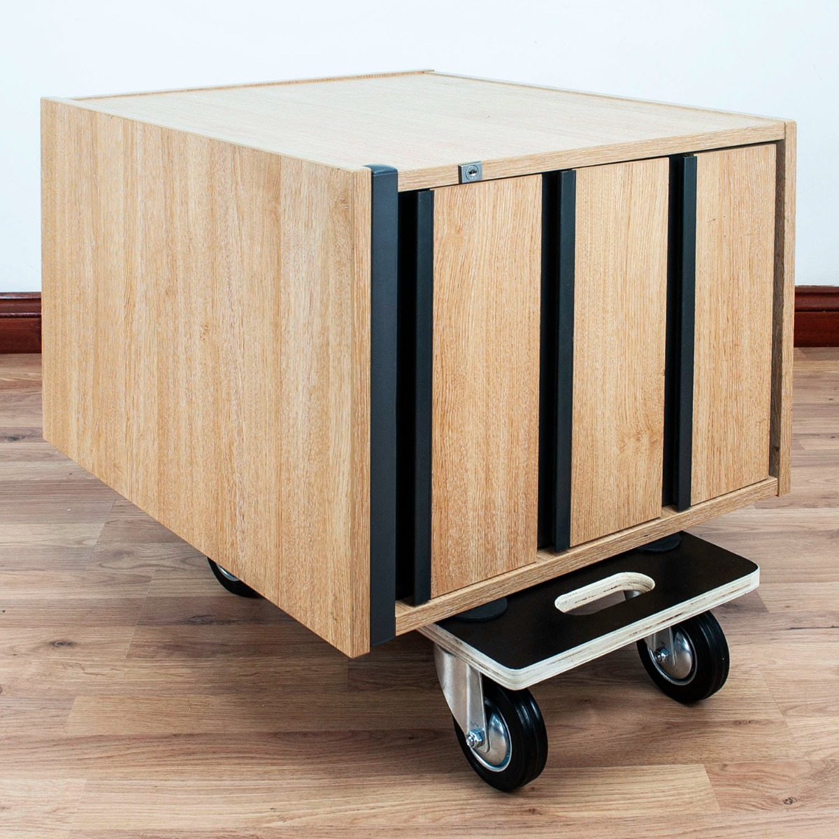 Wooden transport roller with 4 swivel wheels, anti-slip surface, corner pads, and brake locks on front wheels for stability