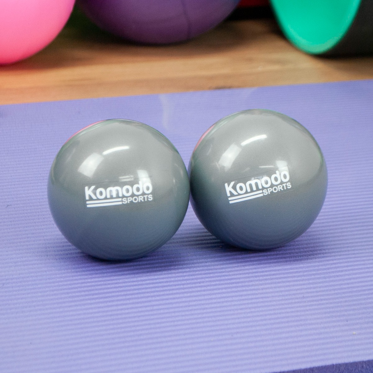 Pair of grey hand held weighted balls, each 1.5kg, made from PVC with sand filling for exercise and toning workouts